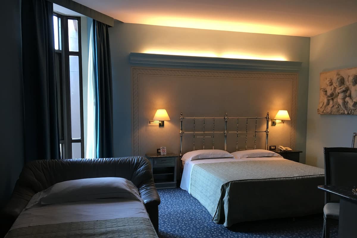Habitación triple | Sábanas italianas Frette, ropa de cama de alta calidad y edredón 
