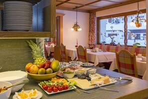 Frukost (EUR 16 per person)