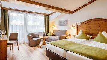 Chambre Standard Double ou avec lits jumeaux, balcon | Literie de qualité supérieure, coffres-forts dans les chambres, bureau