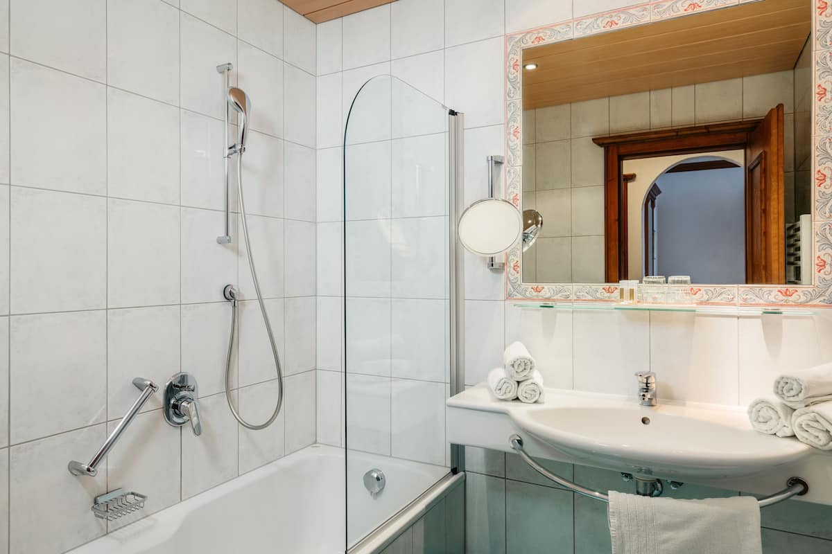 comfort suite, balcony | premium bedding, in-room safe, desk, cots/infant beds