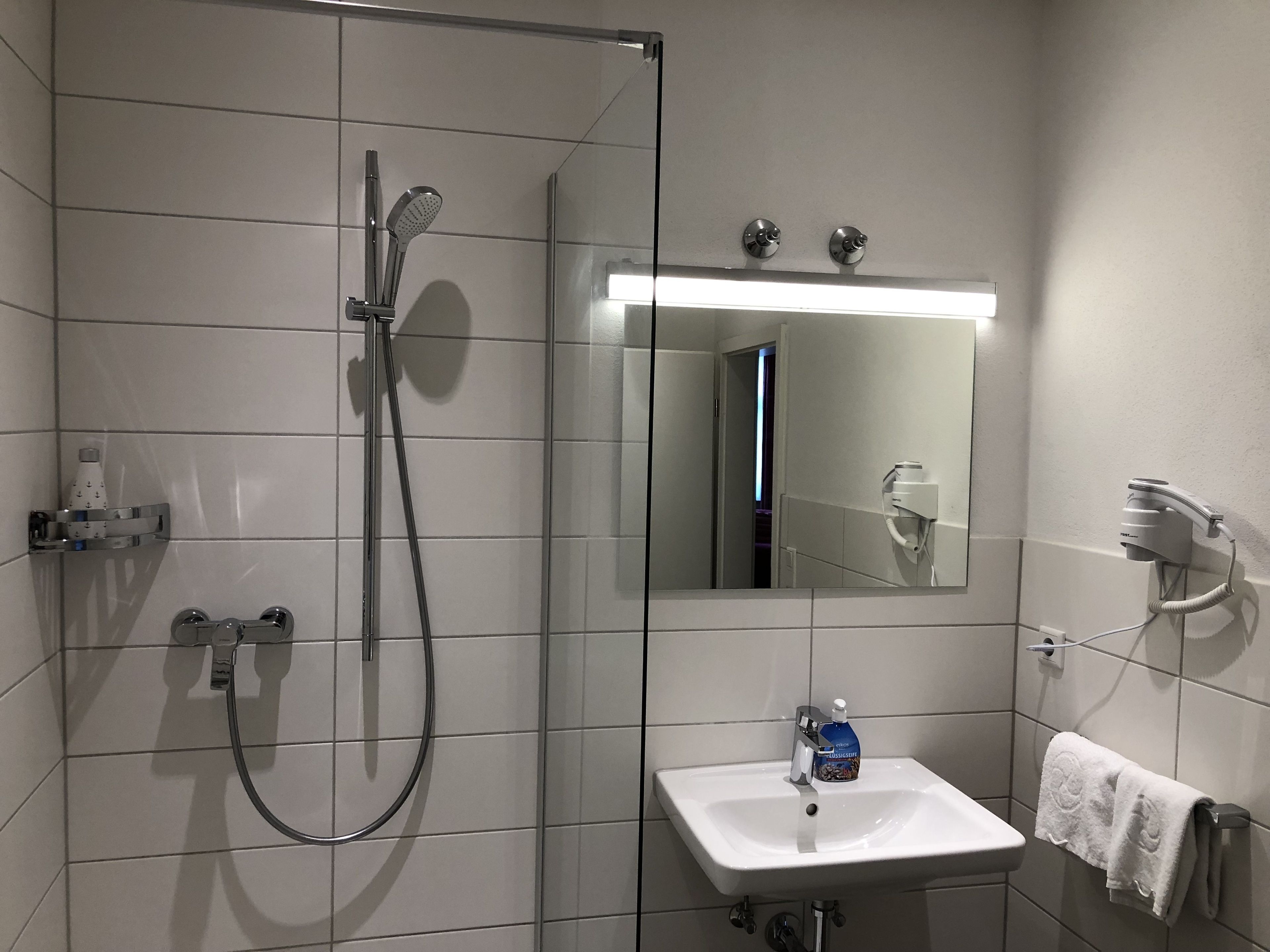 Regadera, amenidades de baño gratuitas, secadora de cabello, toallas 