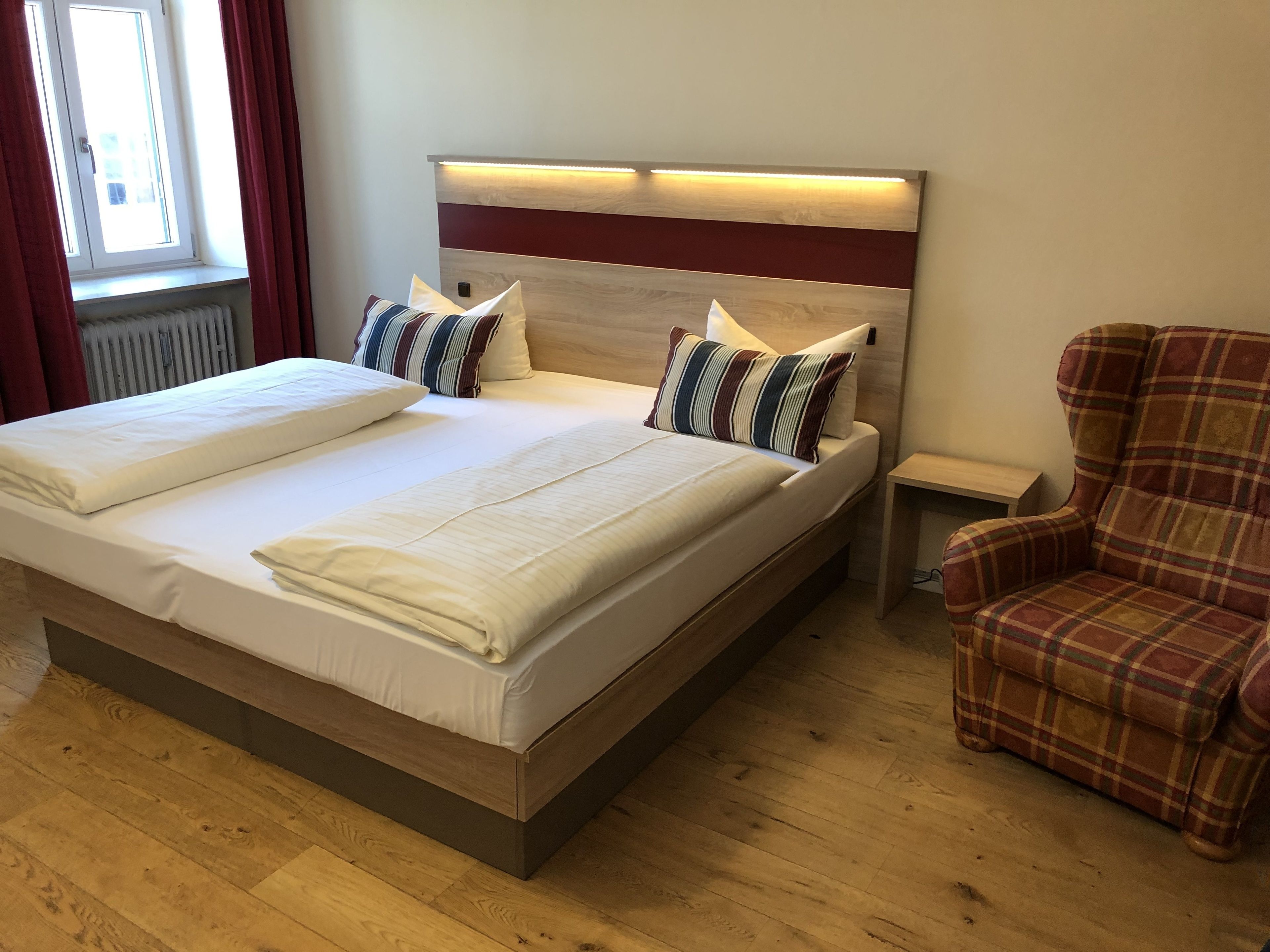 Escritorio, cortinas opacas, sistema de insonorización