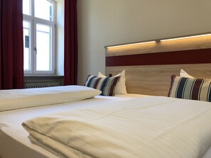 Bureau, rideaux occultants, chambres insonorisées