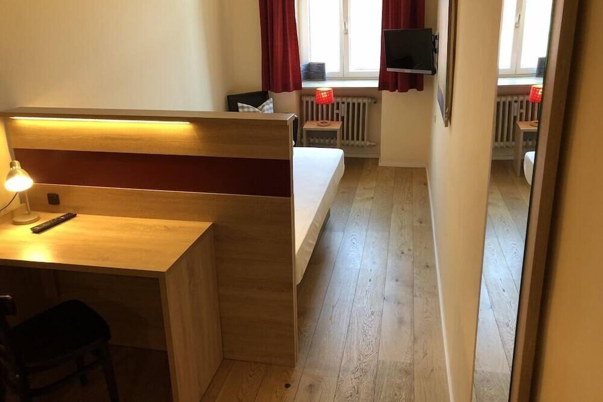 Schreibtisch, Verdunkelungsvorhänge, schallisolierte Zimmer