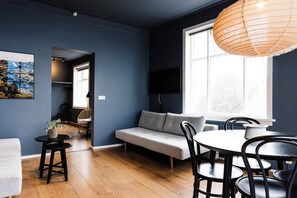 شقة - غرفة نوم واحدة (4 adults) | منطقة المعيشة | تلفزيون بشاشة مسطحة بحجم 42-بوصة يعرض قنوات فضائية، تلفزيون، خدمات بث