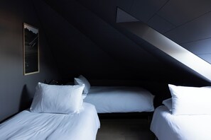Deluxe Apartment, 3 Bedrooms | Free cribs/infant beds, free WiFi, bed sheets