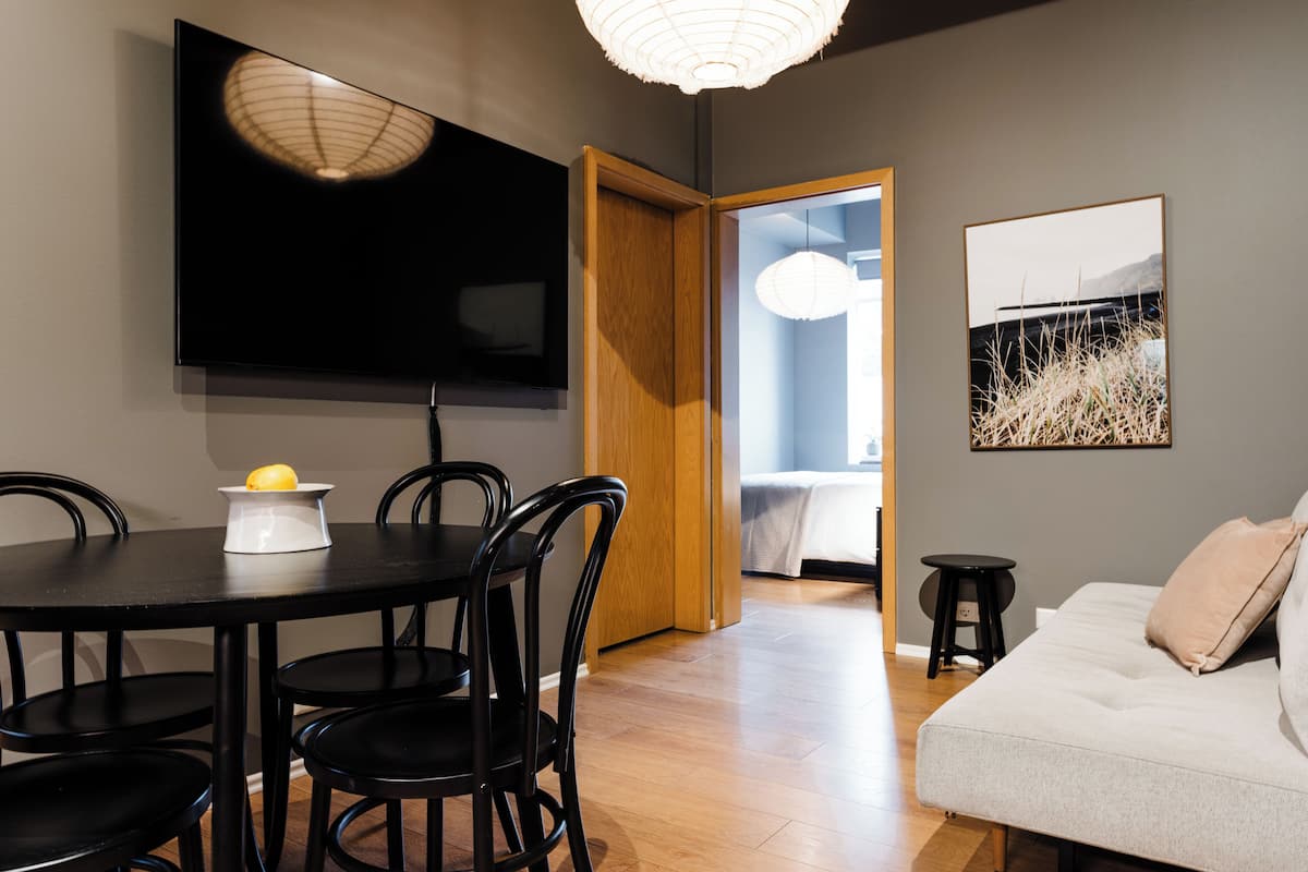 One Bedroom Apartment (3 adults) | Oppholdsområde | En 42-tommers Flatskjerm-TV med Parabol-TV samt TV og strømmetjenester