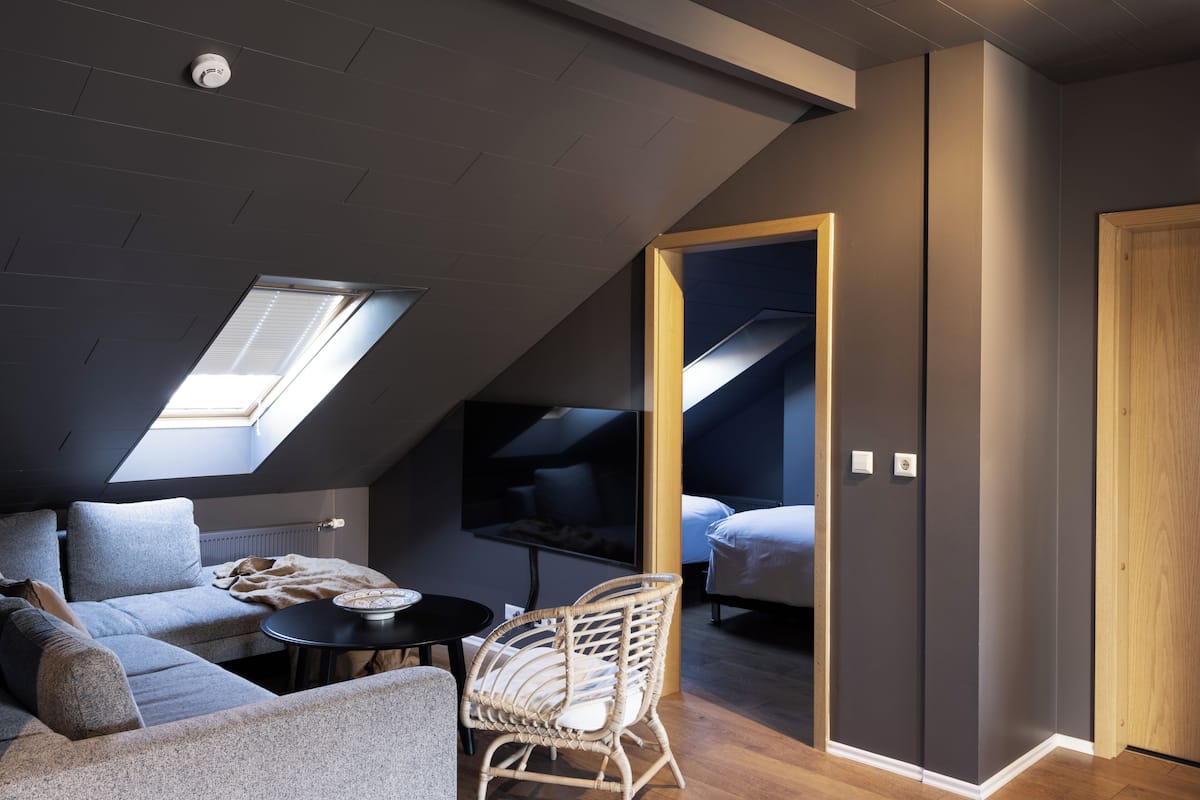 Deluxe-lejlighed - 3 soveværelser | Opholdsområde | 42-tommers fladskærms-tv med satellitkanaler, tv, streamingtjenester