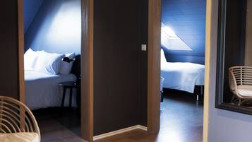 Deluxe Apartment, 3 Bedrooms | Free cribs/infant beds, free WiFi, bed sheets