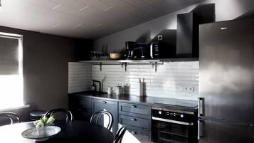 Deluxe Apartment, 3 Bedrooms | Private kitchen | Microwave, stovetop, electric kettle, cookware/dishes/utensils