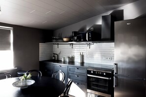 Leilighet – deluxe, 3 soverom | Eget kjøkken | Mikrobølgeovn, kokeplater, vannkoker og kjøkkenutstyr