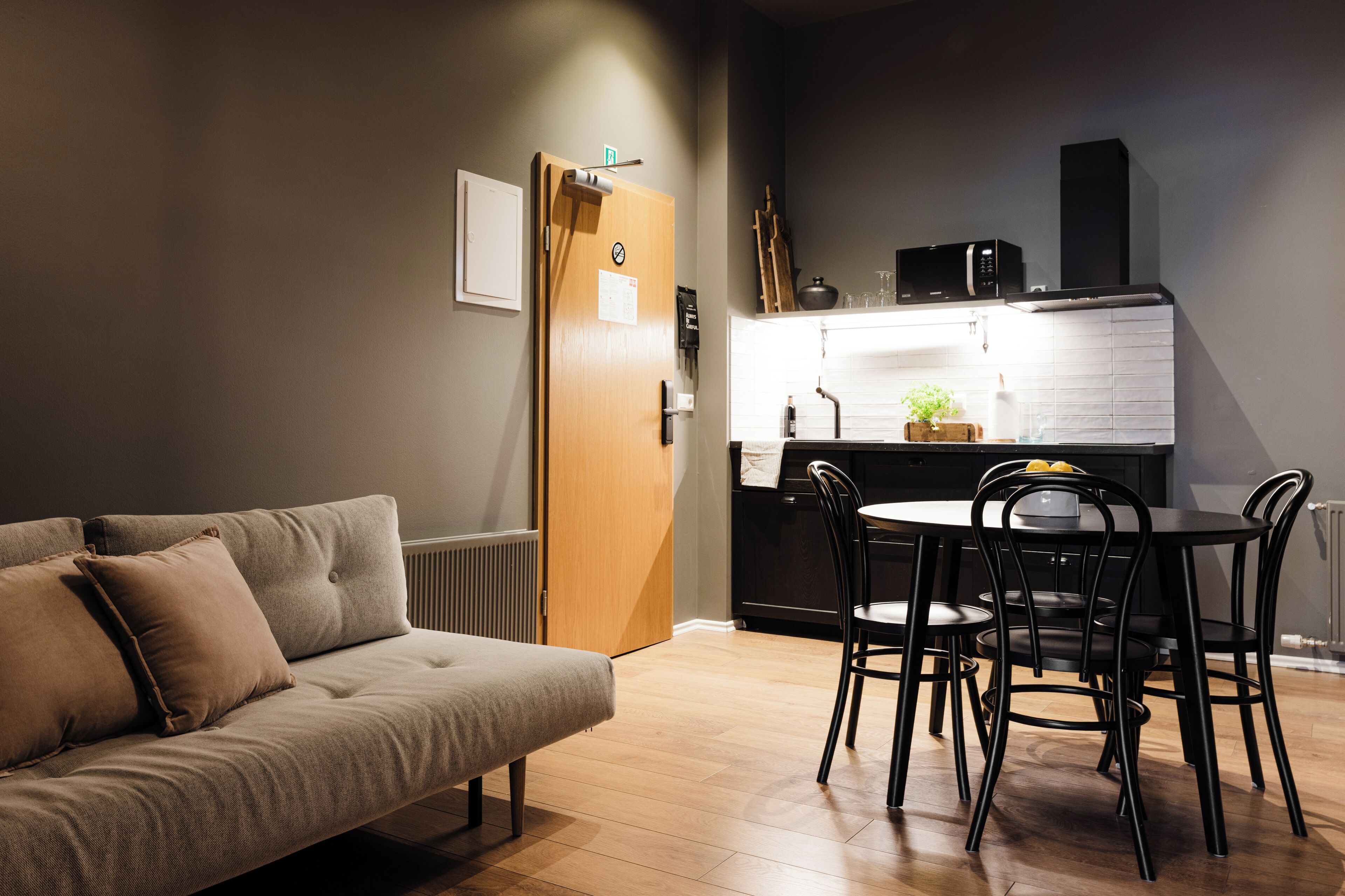 Familie appartement, 1 slaapkamer | Woonruimte | Een 42-inch flatscreentelevisie met satellietzenders en televisie