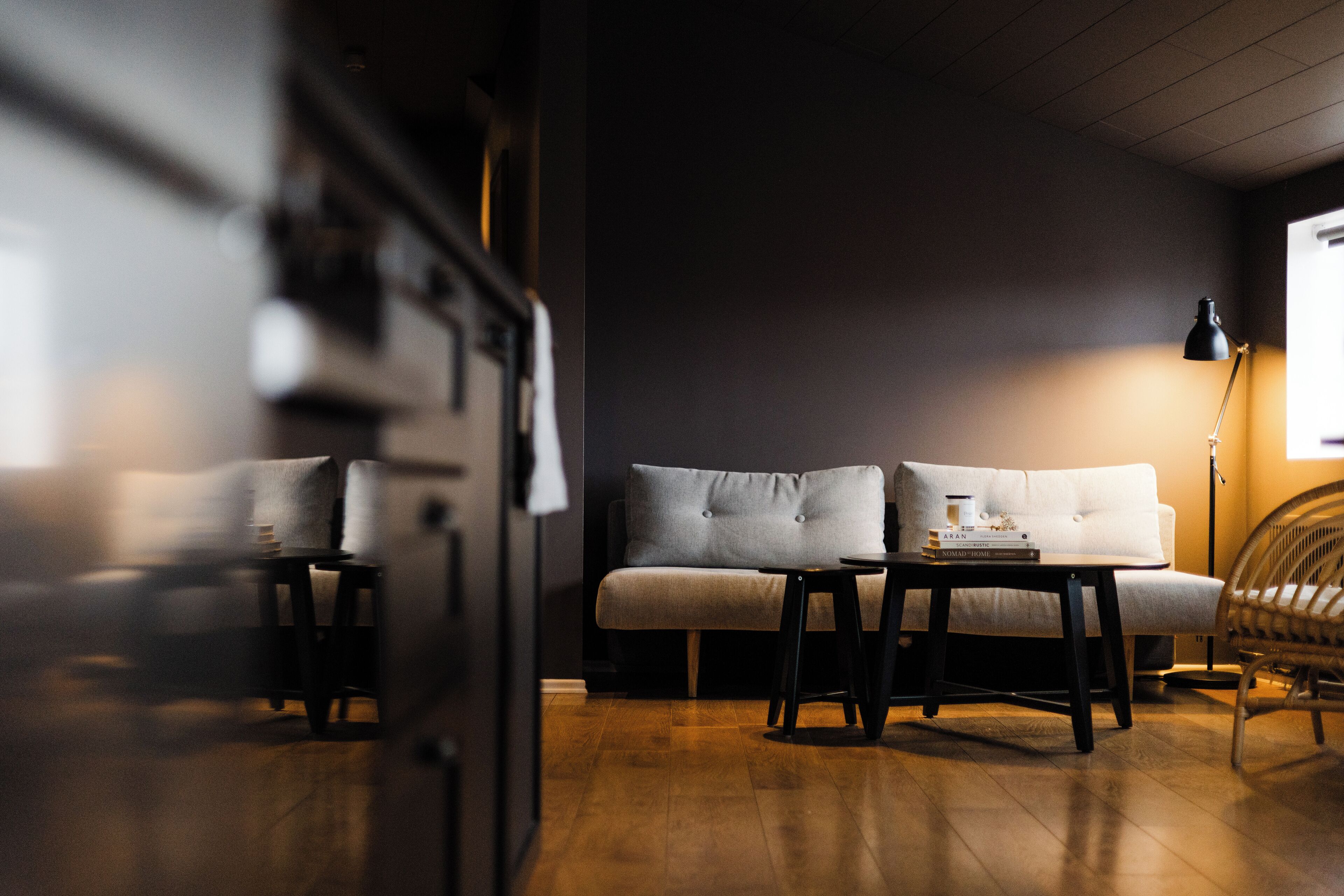 Una sala de estar moderna con un sofá, una mesa de centro y una lámpara.