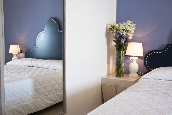 Frigobar, cofres nos quartos, escrivaninha, cortinas blackout
