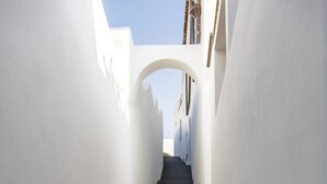 A staircase leading up to an arched opening in a white building. - Hotel Cutimare (Lipari)