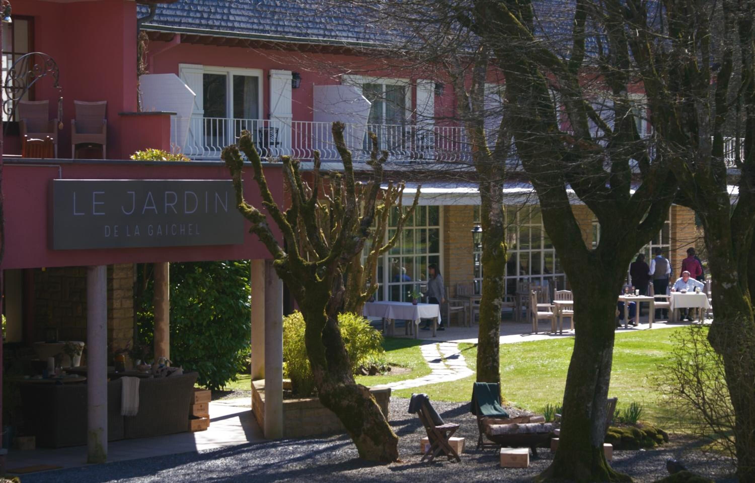 A building with a sign reading "LE JARDIN DE LA GAICHEL".