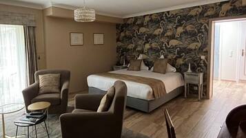 Junior tweepersoonskamer | Individueel gedecoreerd, individueel gemeubileerd, een bureau