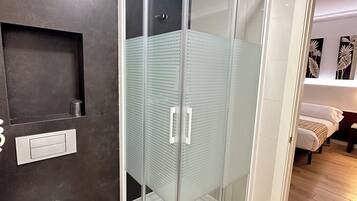 Een douche, handdoeken