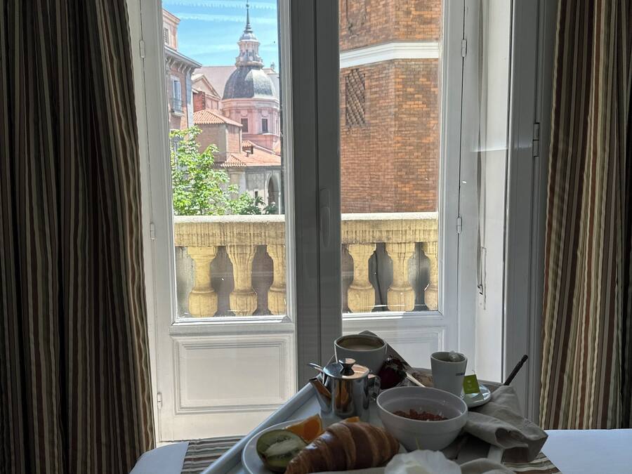 Caja de seguridad en la habitación y escritorio