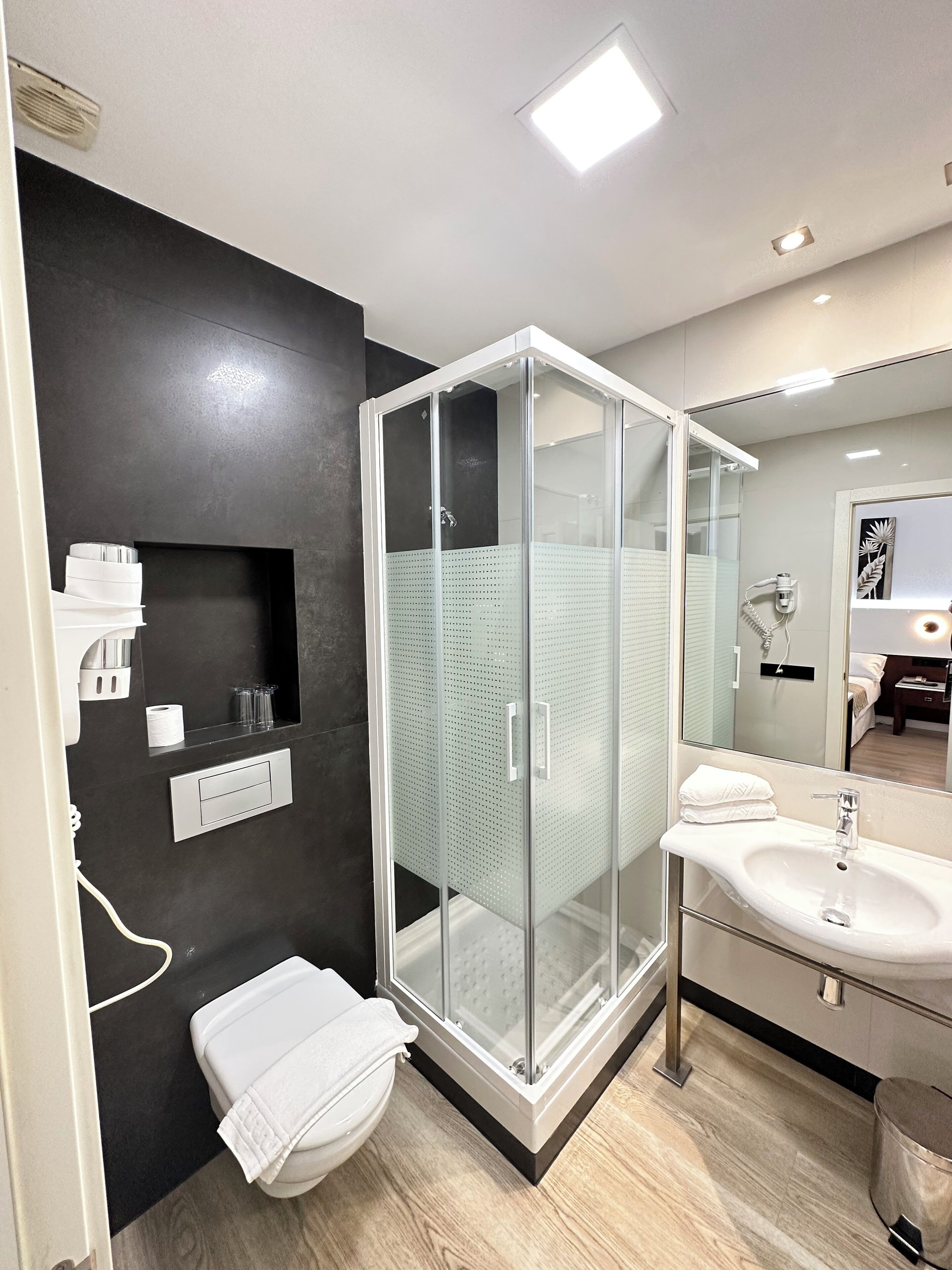 Een douche, handdoeken