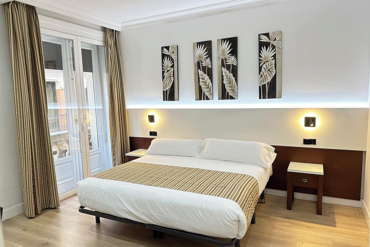 Kamar Double (con balcón y vistas) | Brankas, meja kerja, setrika/meja setrika, dan tempat tidur bayi