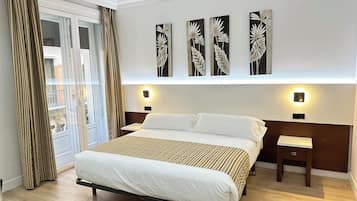 Doppelzimmer (con balcón y vistas) | Zimmersafe, Schreibtisch, Bügeleisen/Bügelbrett, Reisekinderbett