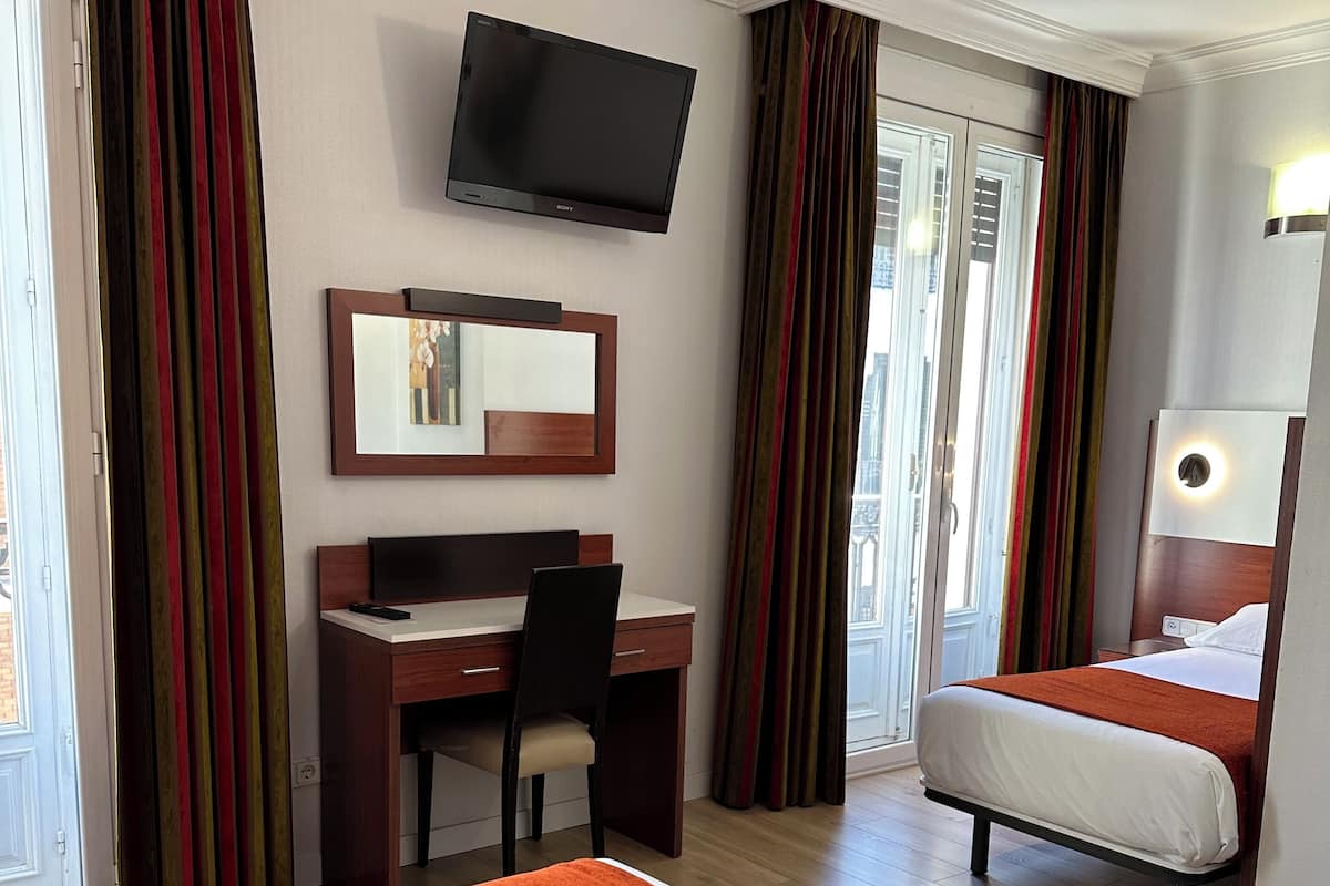Kamar Triple | Brankas, meja kerja, setrika/meja setrika, dan tempat tidur bayi