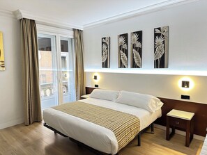 Coffres-forts dans les chambres, bureau, fer et planche à repasser