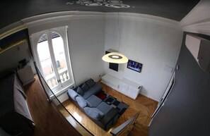 Caja de seguridad en la habitación y escritorio 