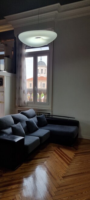 Deluxe Attic with Terrace | In-room safe, desk, iron/ironing board, travel crib - Hostal Abadía Madrid (Madrid)