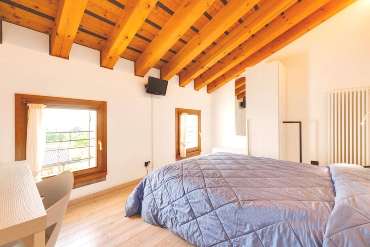 Classic Double Room Single Use, Private Bathroom | Minibar, WiFi (free), bed sheets