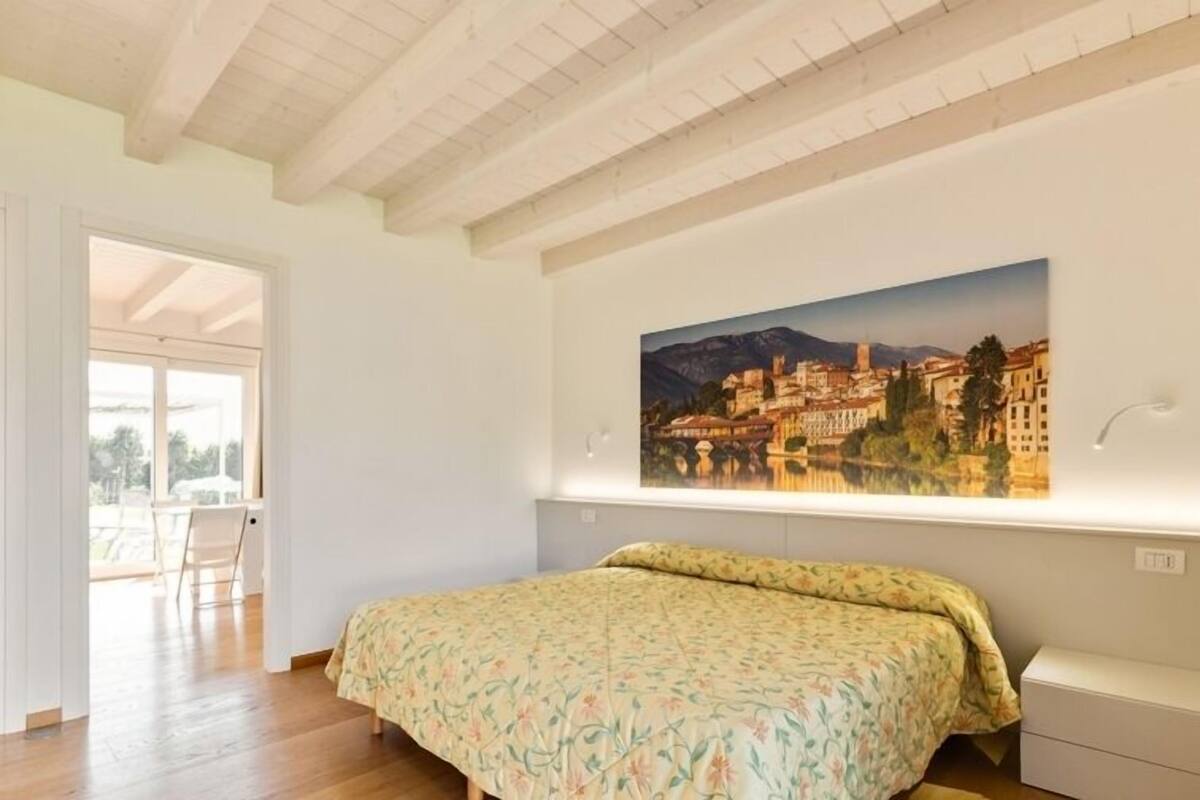 Classic Triple Room, Private Bathroom | Minibar, WiFi (free), bed sheets