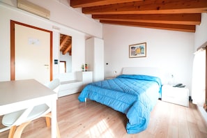 Quarto casal clássico de uso individual, banheiro privativo | Frigobar, Wi-Fi de cortesia, roupa de cama