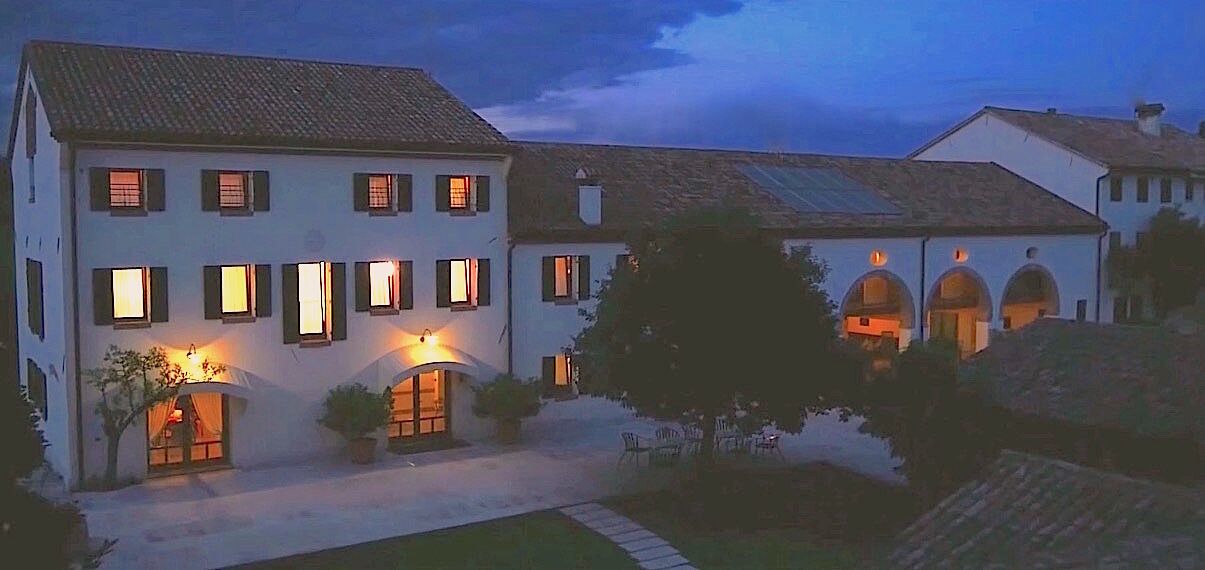 Façade de l’hébergement - soirée/nuit