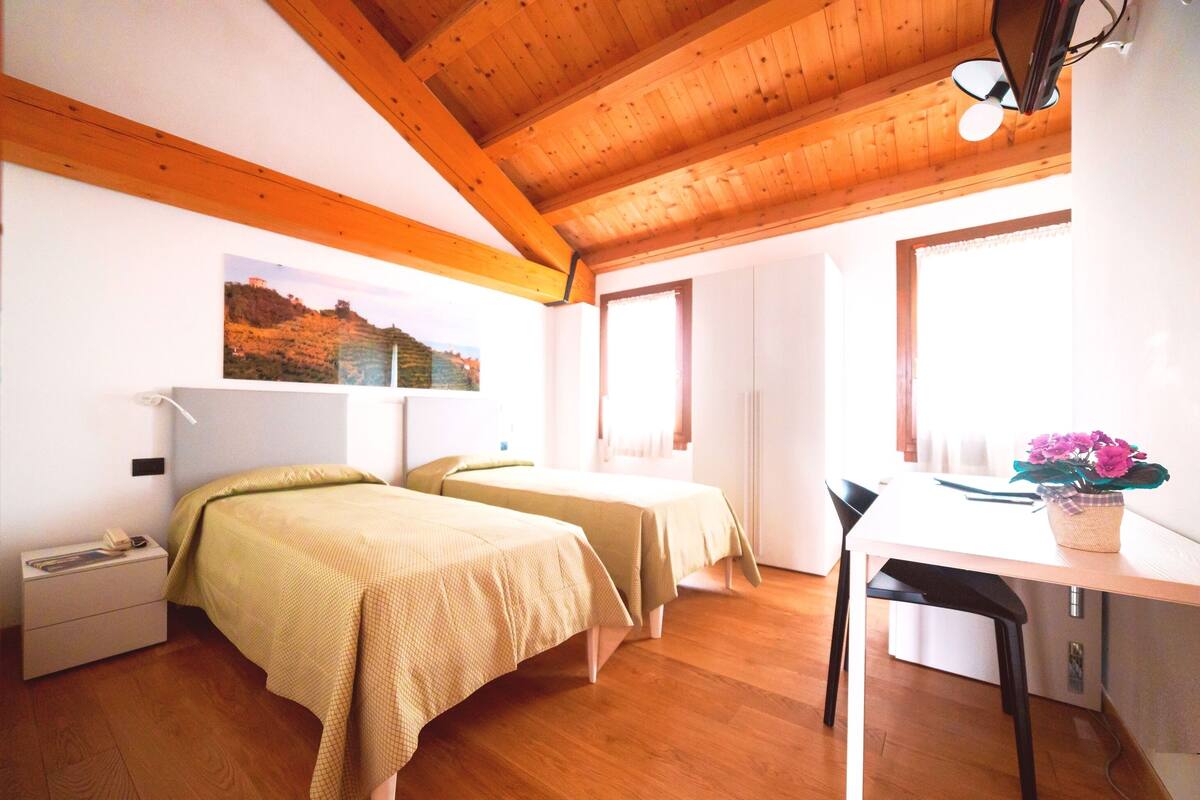 Classic Twin Room, Private Bathroom | Minibar, WiFi (free), bed sheets