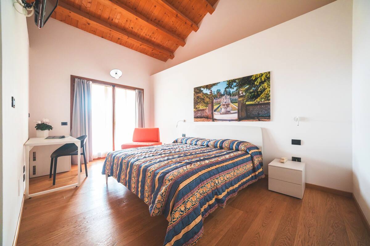 Classic Double Room, Private Bathroom | Minibar, WiFi (free), bed sheets