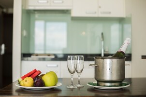 Frigorífico, microondas, placa de cocina y hervidor eléctrico