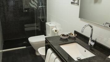 Suihku, hiustenkuivaaja, pyyhkeet