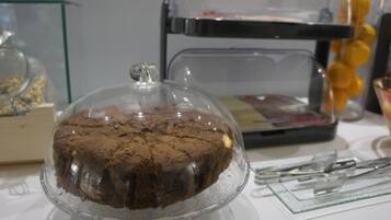Un pastel con forma de cúpula de cristal sobre una base transparente.