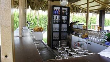 Bar (trong khuôn viên)