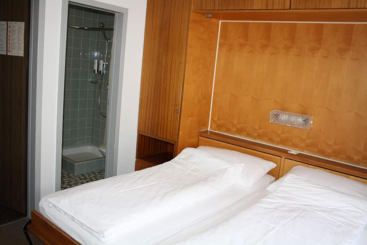Camera doppia | Biancheria da letto ipoallergenica, una scrivania, Wi-Fi gratuito