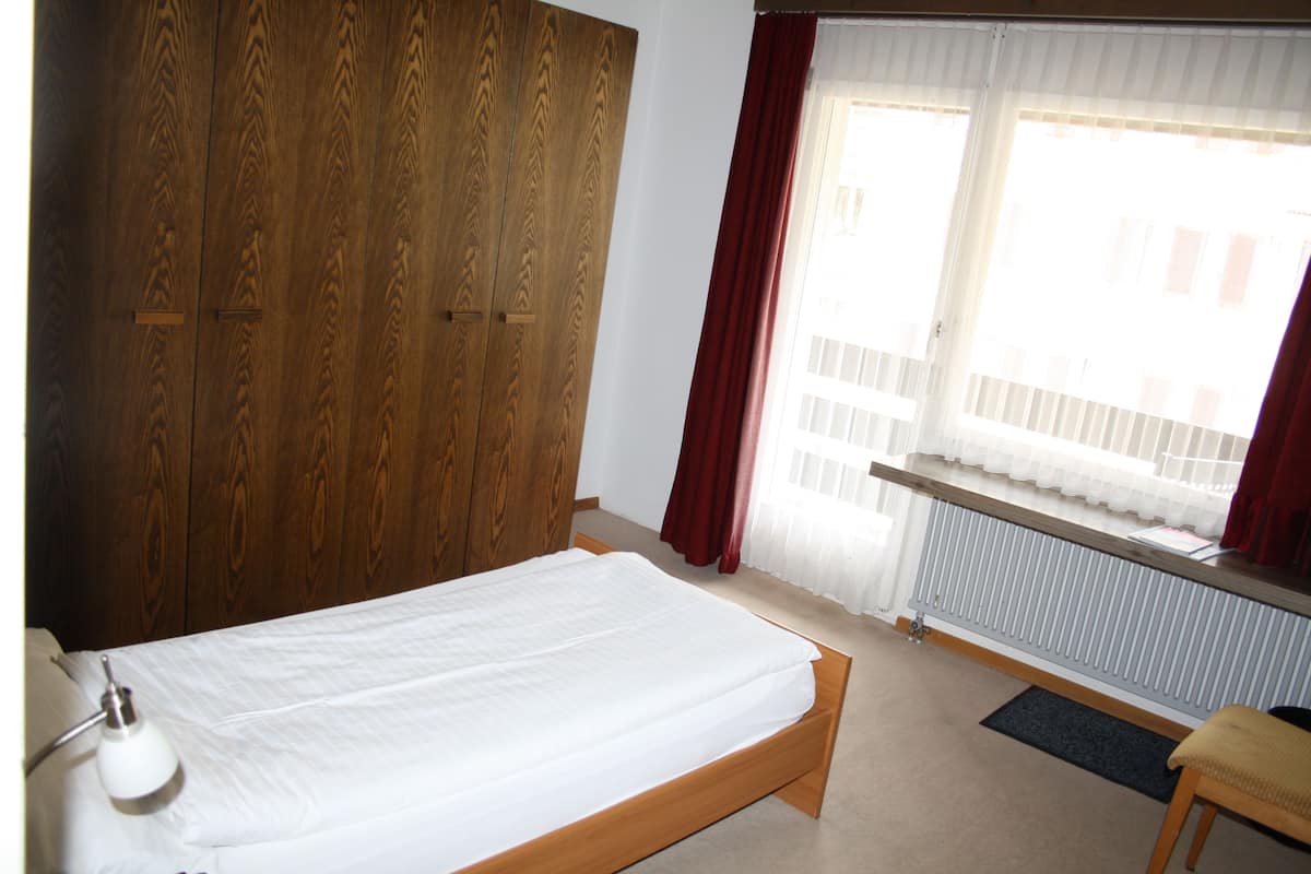 Hypo-allergenic bedding available, desk, WiFi (free), bed sheets