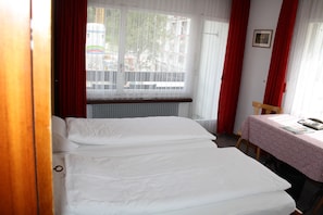 Double Room | Hypo-allergenic bedding, desk, free WiFi, bed sheets