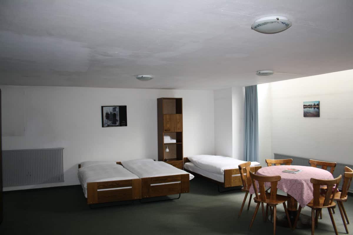 Hypo-allergenic bedding available, desk, WiFi (free), bed sheets