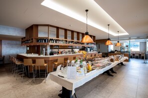 Daily full breakfast (CHF 22 per person)