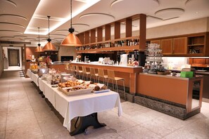 Daily full breakfast (CHF 22 per person) - Hostel Casa Franco (St. Moritz)