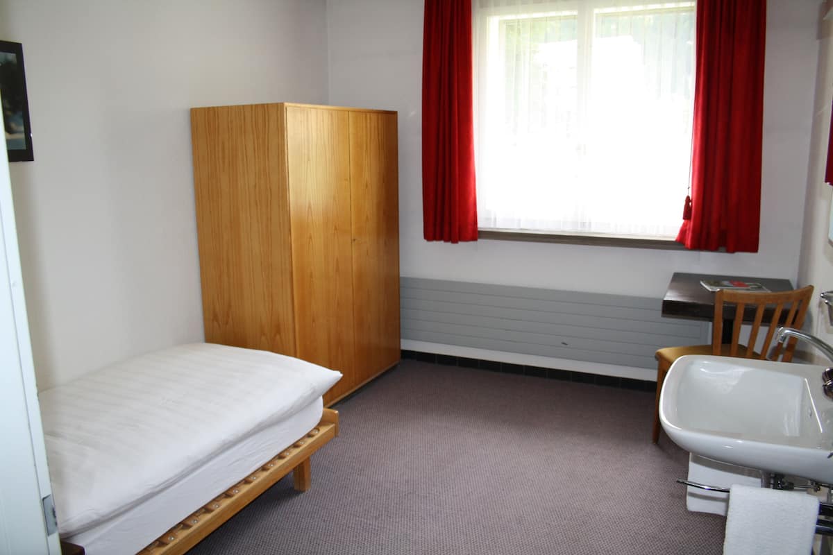 Single Room, Shared Bathroom | Hypo-allergenic bedding available, desk, WiFi (free), bed sheets