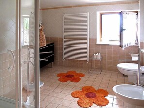 Apartamento, 2 quartos (Giumilin) | Banheiro | Chuveiro, produtos de toalete grátis, secador de cabelo