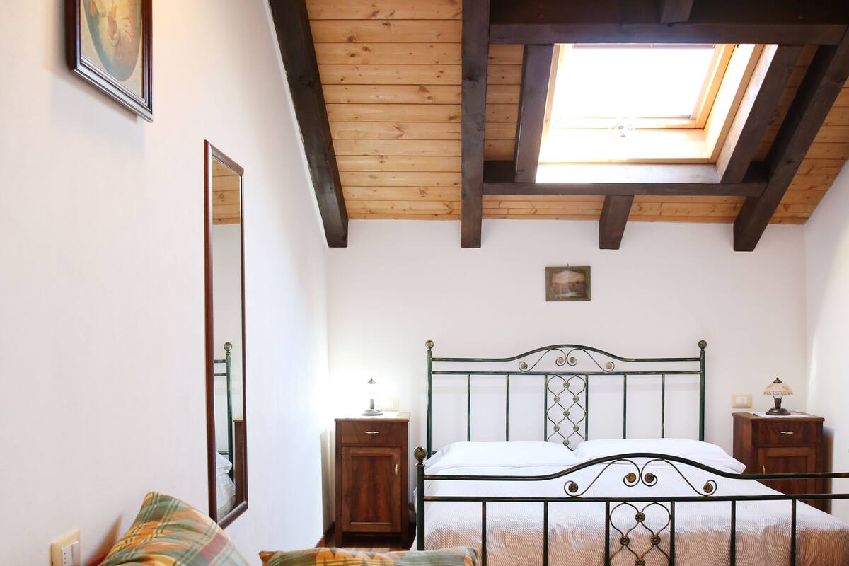 Apartamento | Roupas de cama premium, edredons de pluma, individualmente mobiliados