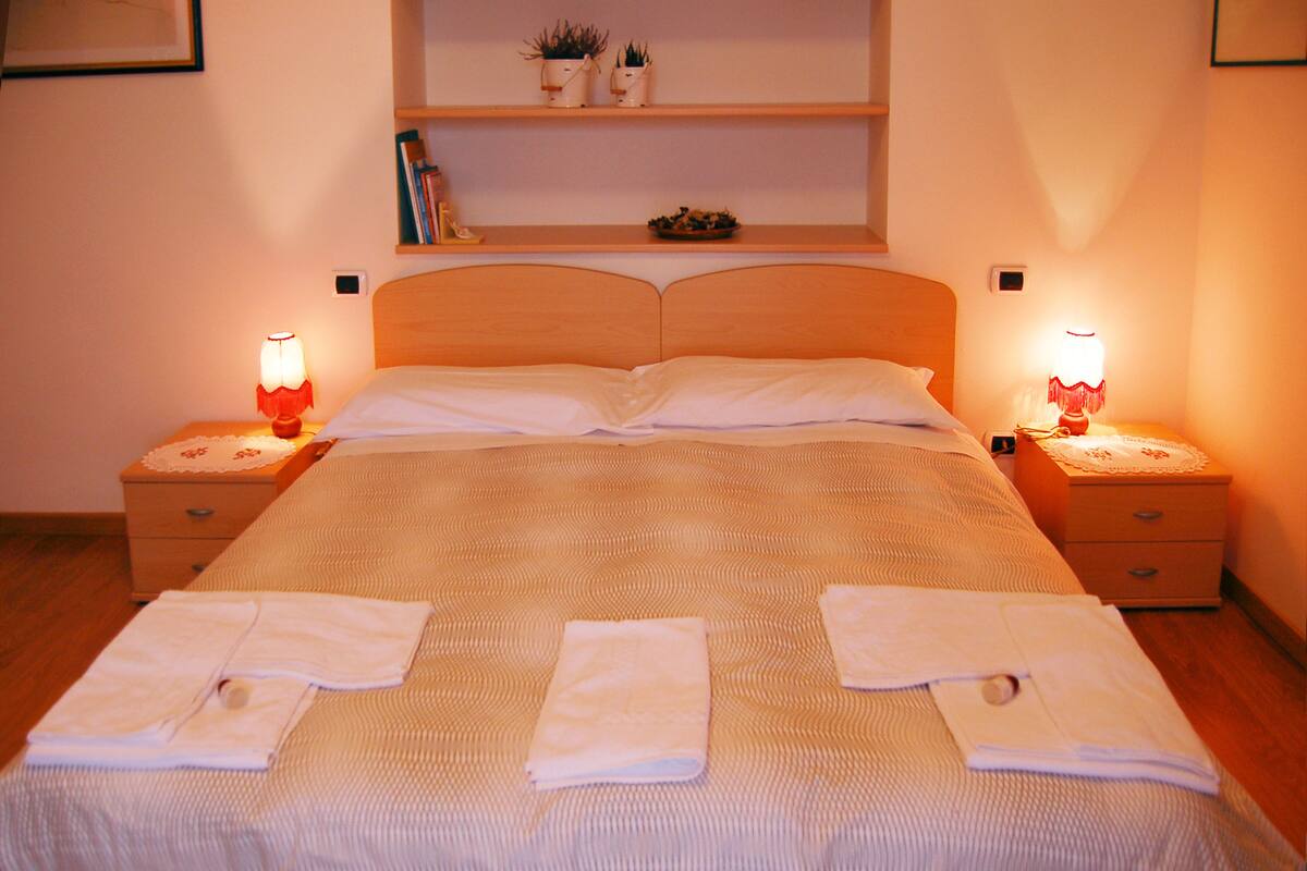 Apartamento, 2 quartos (Giumilin) | Roupas de cama premium, edredons de pluma, individualmente mobiliados
